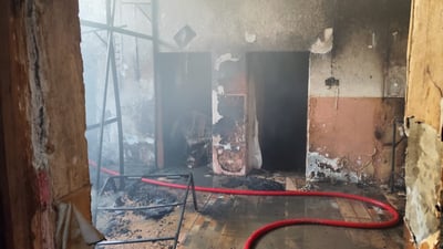 الدفاع المدني يخمد حريقا اندلع في منزل غرب كربلاء.. الجميع بخير (صور)