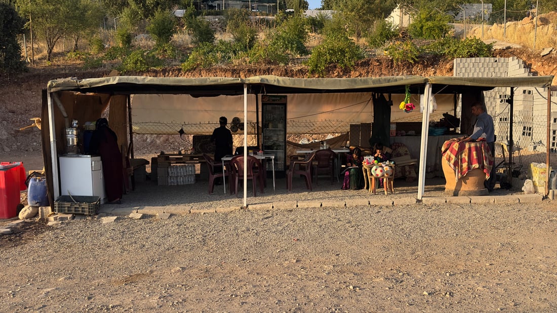 کاروان بەژن و ماڵ و منداڵەوە سەرقاڵی پەیداكردنی بژێوین