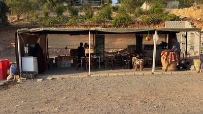 کاروان بەژن و ماڵ و منداڵەوە سەرقاڵی پەیداكردنی بژێوین