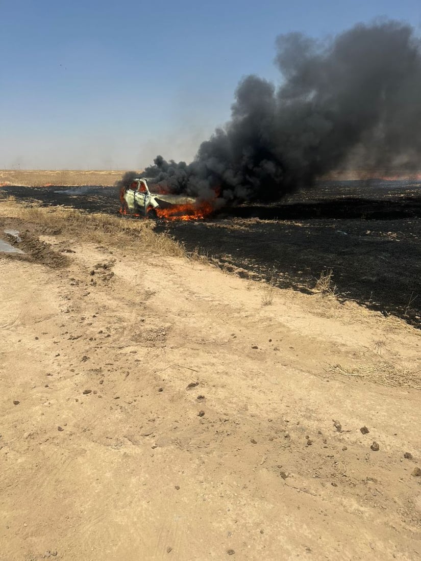 فيديو: محاولات إخراج سيارة “غرزت” في أرض زراعية تنتهي باشتعالها في الدبس
