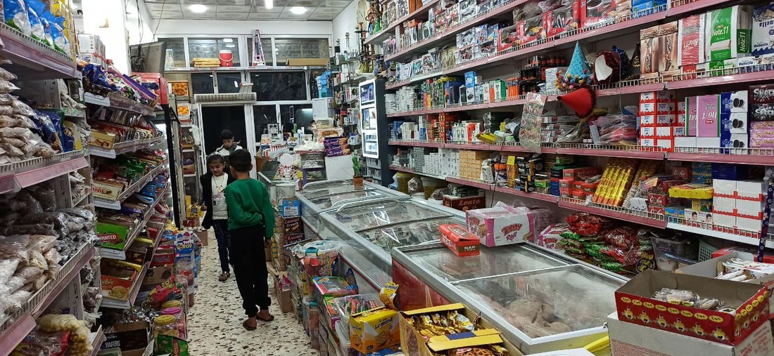 “ديون الموظفين” تنذر بإفلاس أصحاب المحلات في حديثة