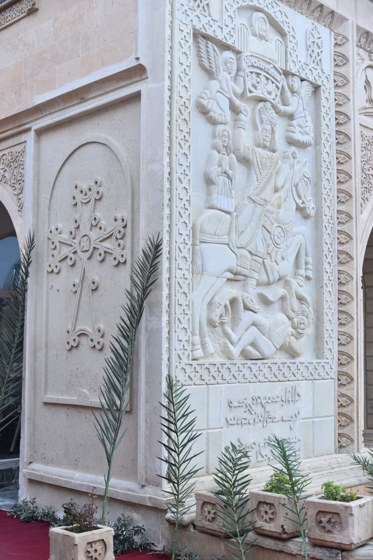 صليب راهب أرمني لجأ إلى العراق.. كنيسة بهنام واخته سارة تستعيد الجداريتين (صور)