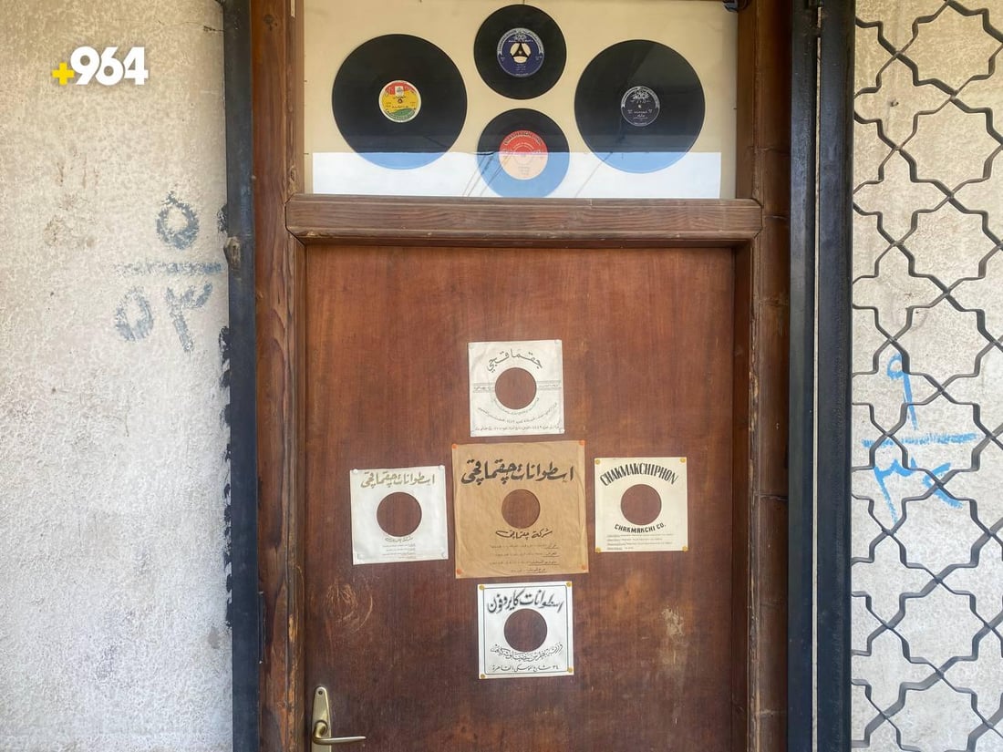 صور: 964 تحاور وريث أسطوانات “جقماقجي” العريقة.. 100 عام من الموسيقى في بغداد