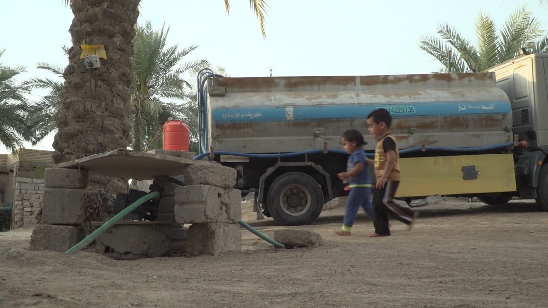 صور: المياه ستصل إلى أهل الخميسية في الحمزة الغربي.. يغتسلون في النهر منذ 10 سنين!