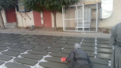 ژمارەیەك خۆبەخش بەهەرەوەزی كێل بۆ گۆڕستان دروست دەكەن