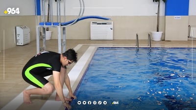 کۆمەڵێک مەلەوانن و سەرکێشی جیاواز دەکەن لەناو ئاودا