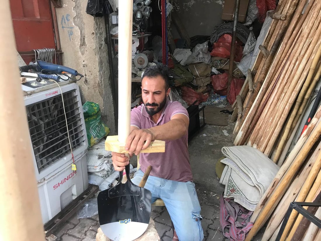 صور برائحة صفصاف الصويرة.. جعفر النجار يعرض صنائع يديه ويباهي بـ 100 عام مع الخشب