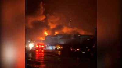 البصرة.. حريق ضخم يلتهم مزاد الأخشاب والأثاث في سفوان (فيديو)