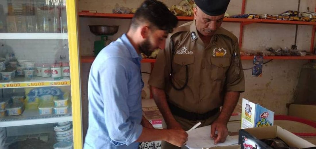 “ممنوع بيع الصچم والطلق”.. شرطة واسط توقع أصحاب المحلات على تعهدات قبل العيد
