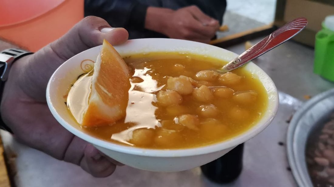 صور: الأمطار أغلقت سوق الديوانية الكبير.. الباعة قضوا يومهم حول عربات “اللبلبي”