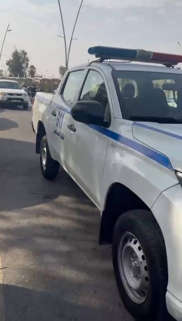 لە موسڵ هاوڵاتيیەك پۆلیسی هاتوچۆ غەرامە دەکات