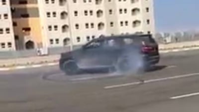 صور: هواية “التفحيط” ترعب سكان بسماية.. دوريات وحواجز لضبط “المجانين”
