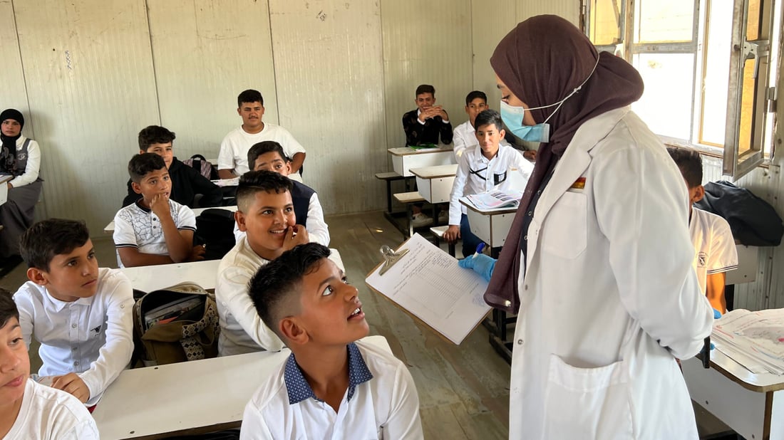 صور: فرق صحية تجوب مدارس سفوان لفحص أسنان التلاميذ.. حملة برعاية الهلال الأحمر