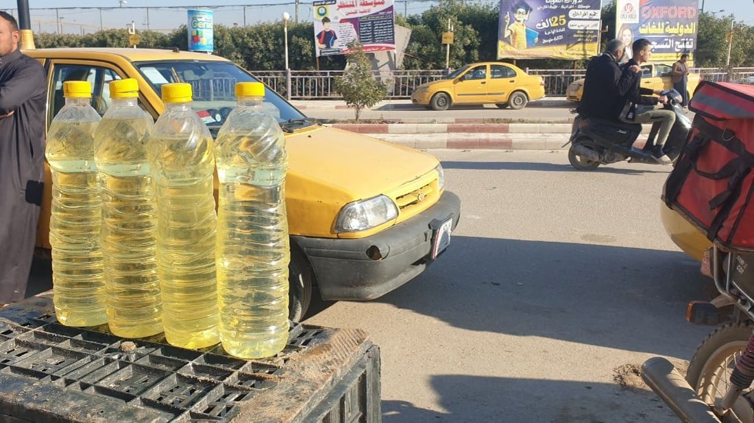 صور: ناحية بلا “بانزينخانة” في المثنى.. سيارات “الدرّاجي” تقطع 35 كم للتعبئة