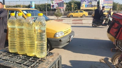 صور: ناحية بلا “بانزينخانة” في المثنى.. سيارات “الدرّاجي” تقطع 35 كم للتعبئة