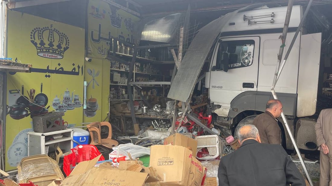 بارهەڵگرێک کارەساتی خولقاند و خۆی کرد بە ناو دوکانێکدا