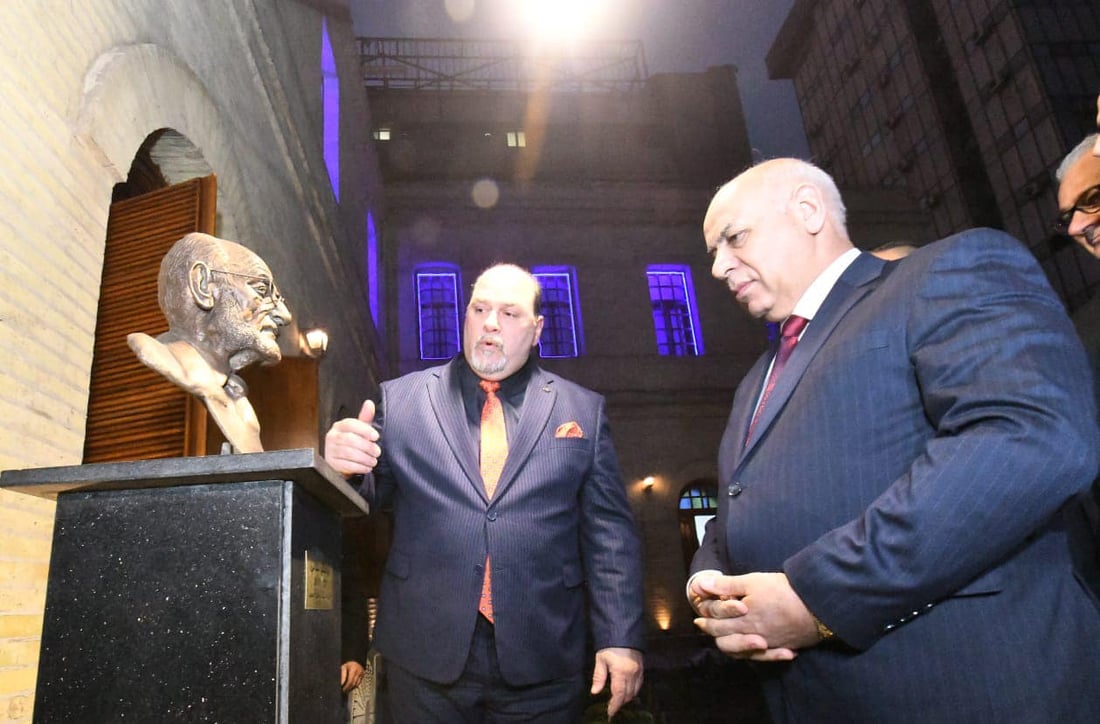 صور: نحات مغترب يجسّد يوسف العاني.. وعرض تمثاله خلال حفل في بغداد
