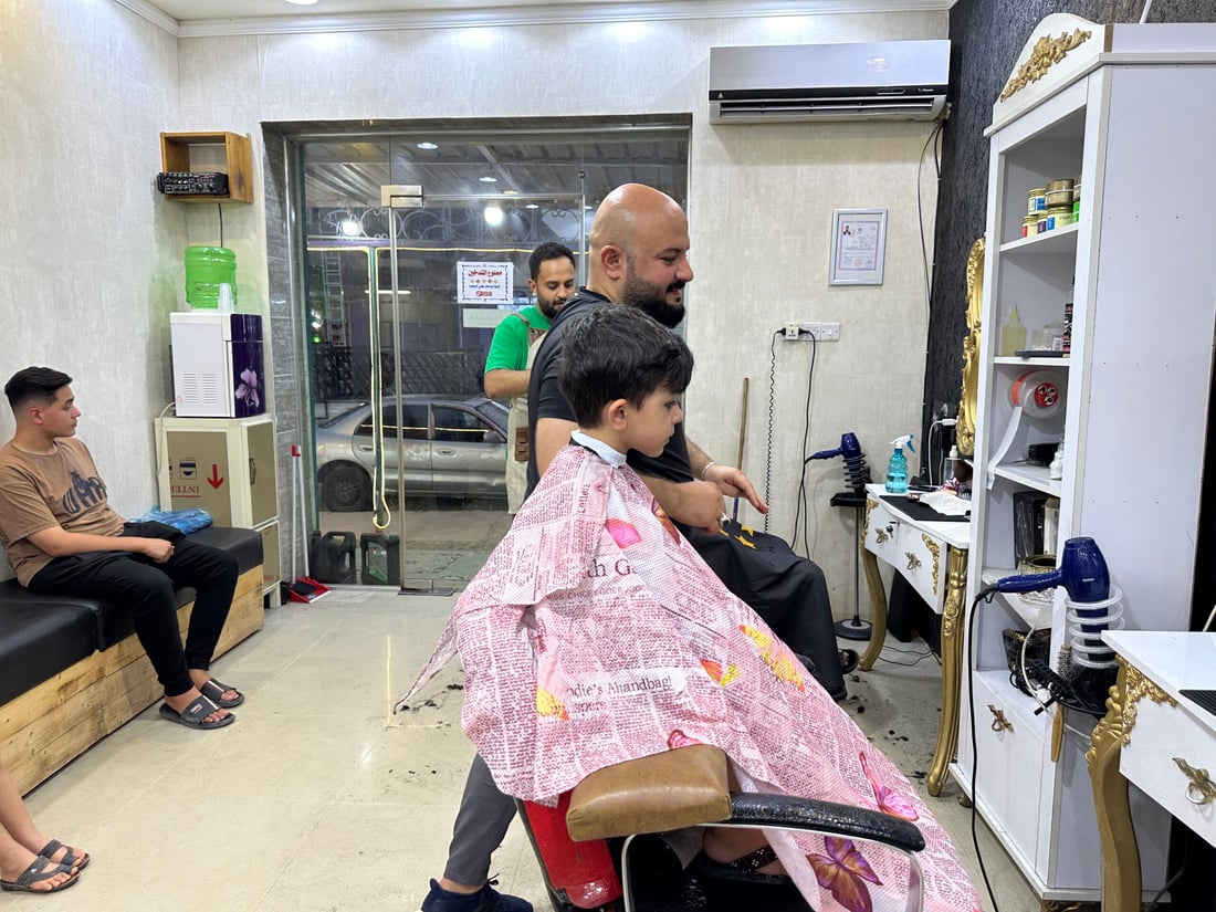 الحجز على الحلاقين بدأ قبل أسبوع.. “حديثة” تجهزت للعيد بنظام يمنع الزحام ونجحت