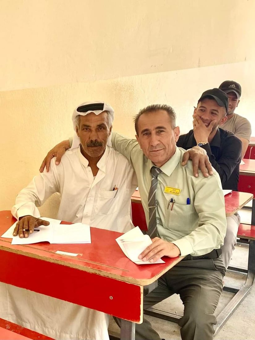 بالغترة والعقال.. ستيني يشارك بامتحانات السادس الابتدائي في كركوك