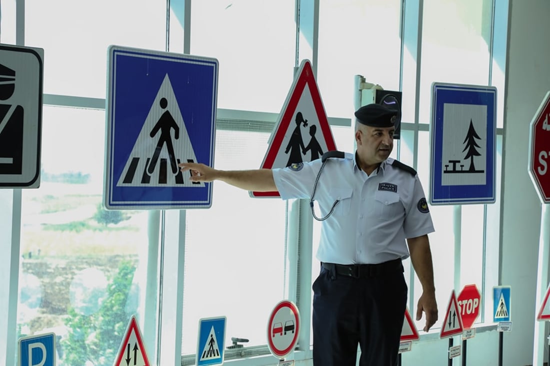 هاتوچۆى راپه‌ڕین هێما و رێنماییه‌كانى به‌ منداڵان ئاشنا ده‌كات