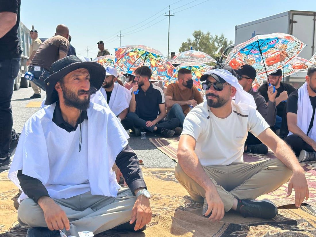 قطع طريق كلار – بغداد.. خريجو جامعة كلار يواصلون احتجاجهم (صور)