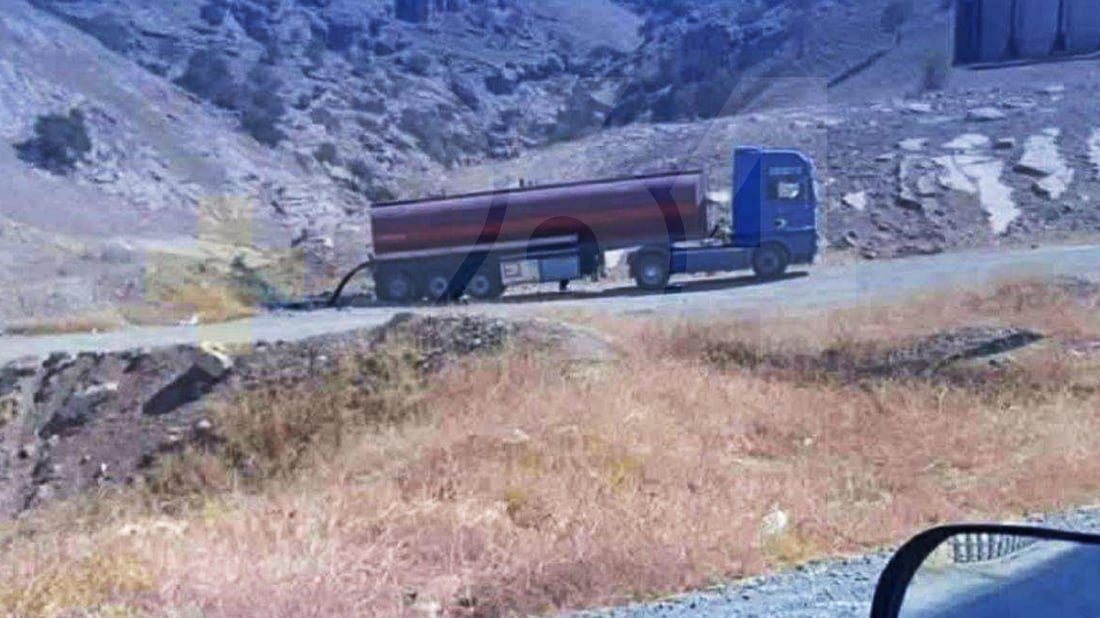 964 وێنه‌ى ئه‌و تانكه‌ره‌ى ده‌ستكه‌وتووه‌ كه‌ پاشماوه‌ ره‌شه‌كه‌ى له‌ سنوورى خه‌له‌كان رشتبوو