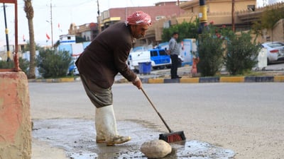 سنجار: “علي عنو” يقطع 4 كم مشيا كل يوم لتنظيف حي النصر