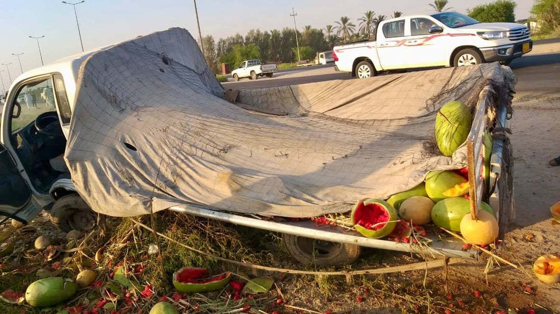 تناثر الرقي على طريق القرنة.. صور: “ملكة” تنحرف وتصدم “كيا” محمّلة