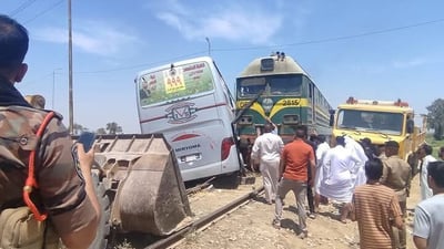 فيديو: قطار يصطدم بقافلة زوار في الدجيل