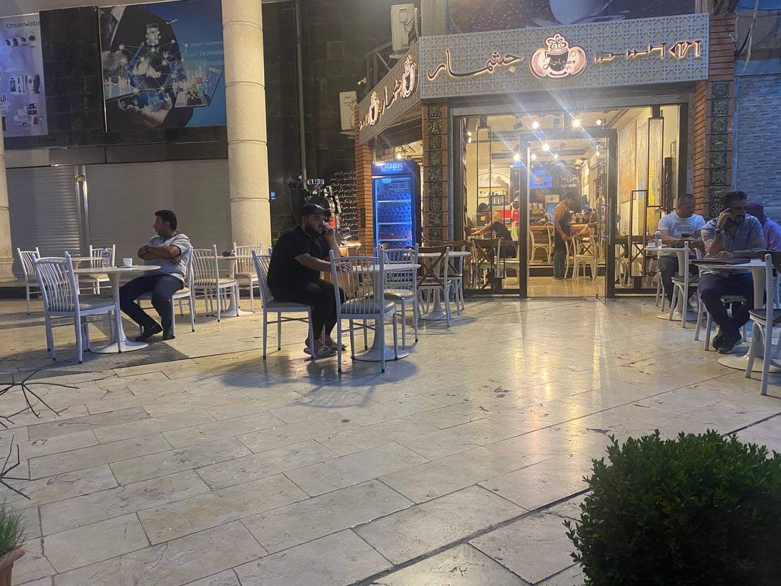 مقهى “جشمار” في الخلاني يحتفي بتراث السومريين ويعمل على مدار الساعة (صور)