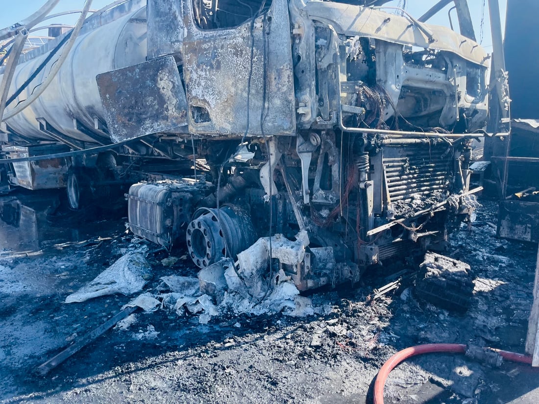 الإطفاء تخمد حريق أربيل الضخم.. شاهد لحظة الانفجار والسيارات المتفحمة