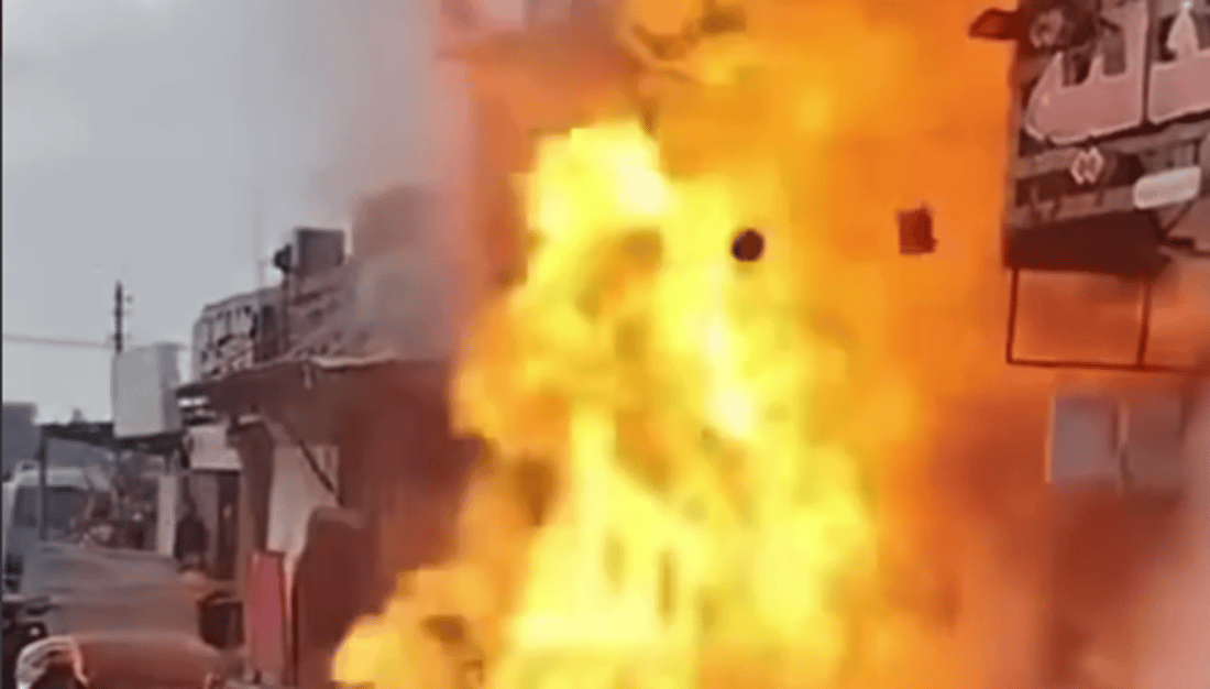 ألسنة اللهب تلتهم محل عطور في الكفاح ولا خسائر بشرية (فيديو)