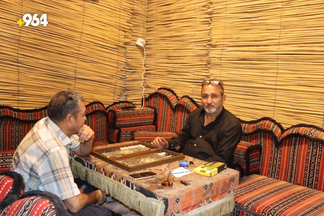 ماذا نفعل قبل الشتاء.. صاحب مقهى الريف في الحرية يشرك زبائنه في حوار ديمقراطي!