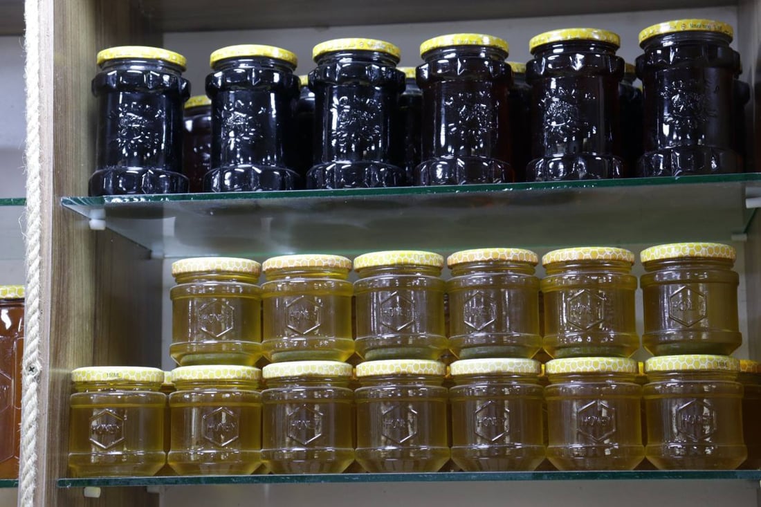 عسل البغدادي في ذروة الموسم.. 5 أصناف طبيعية يفضلها المرضى وكبار السن (صور)