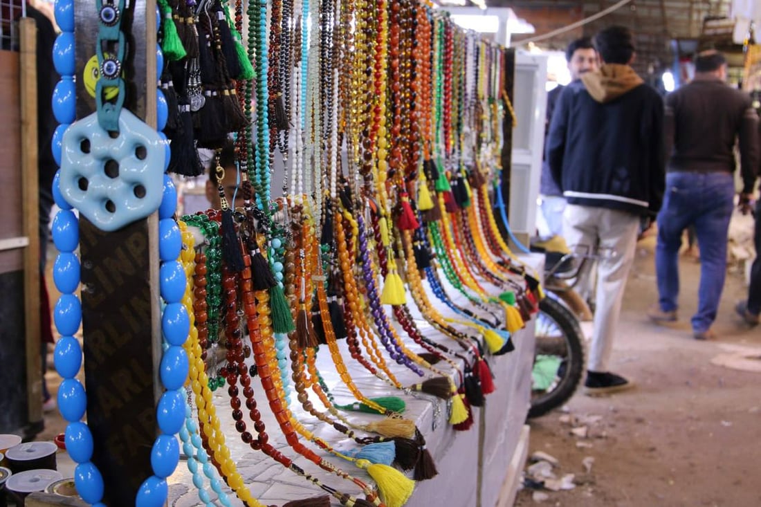 أبو عباس بائع السبح المتجول في سوق العشار يخبرنا عن محتويات حقيبته (صور)