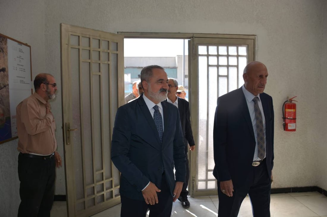 صور: مدير السكك التركي يتجول بين قطارات البصرة