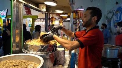 فيديو: مصري يبيع “الكشري” في معارض البصرة الدولية.. ويشرح أسرار الوصفة