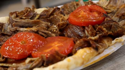 فيديو: “تشريب الكص” الوجبة الألذ لغداء في الموصل.. جولة في أشهر مطاعم المدينة