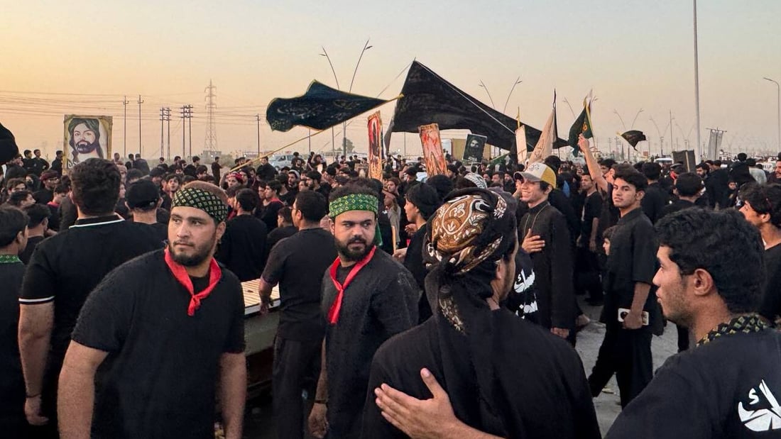 صور: الآلاف يحيون “يوم الدفن” بمسيرة نحو مسجد خطوة الإمام علي في الزبير 