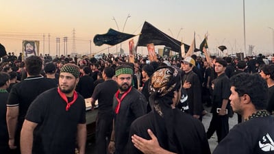 صور: الآلاف يحيون “يوم الدفن” بمسيرة نحو مسجد خطوة الإمام علي في الزبير 