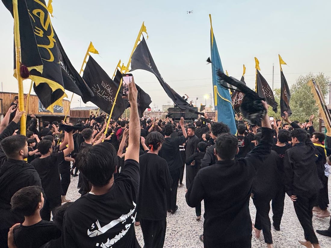 صور: موكب كبير يجوب شوارع خور الزبير.. مخيم الإمام الحسن حضر ألف وجبة طعام