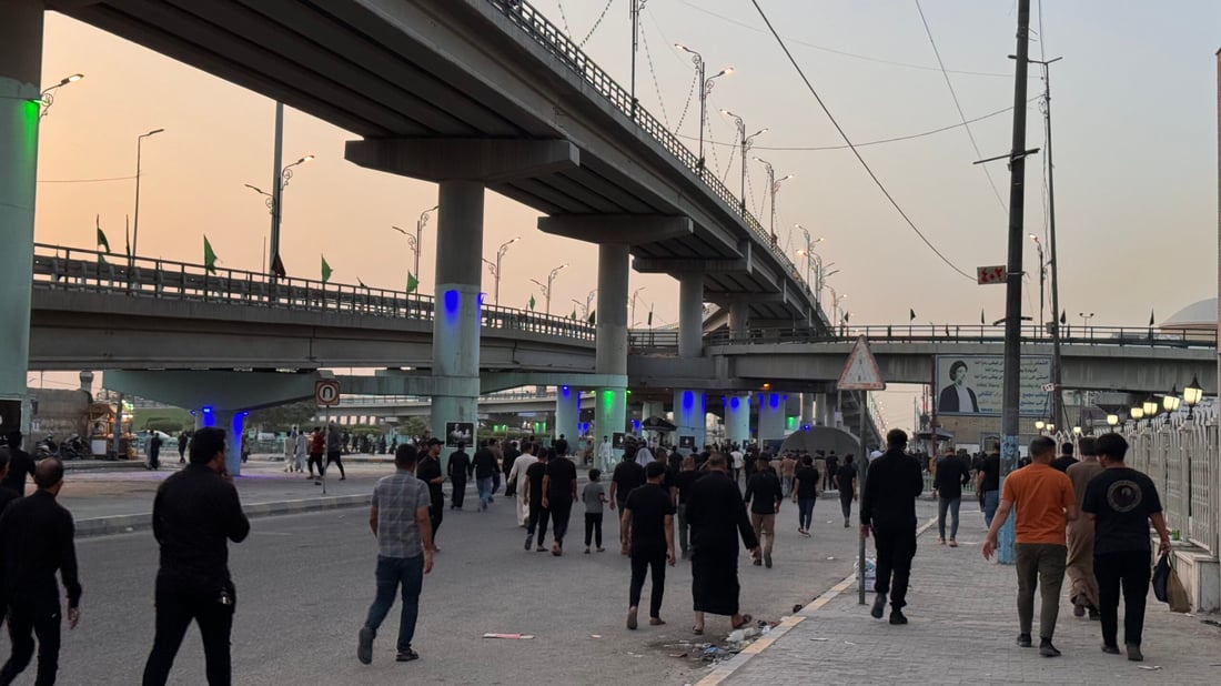 صور من شوارع النجف.. الزوار يواصلون التدفق مع بدء كلمة الصدر