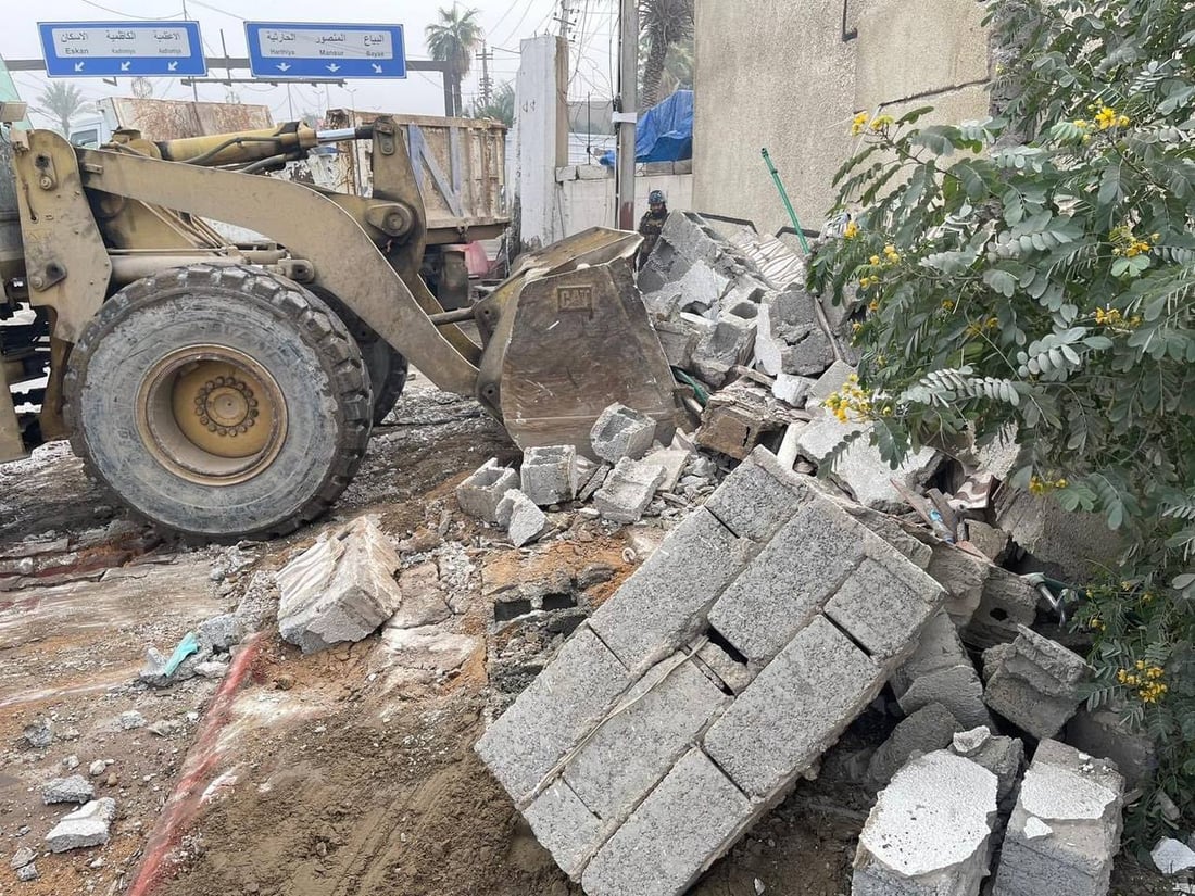 صور: رفع الصبات الكونكريتية من سيطرتي اللقاء والجامعة في بغداد