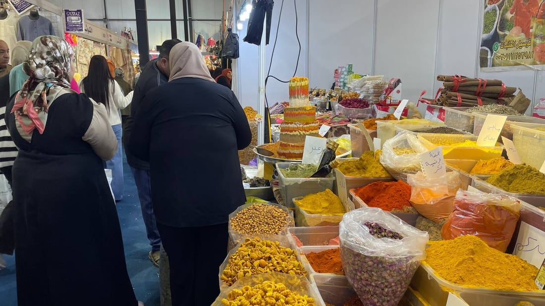 المصريون يعرضون خلطات البهار الخاصة في معرض بغداد و”يتحدثون كثيراً” عن أسرارها