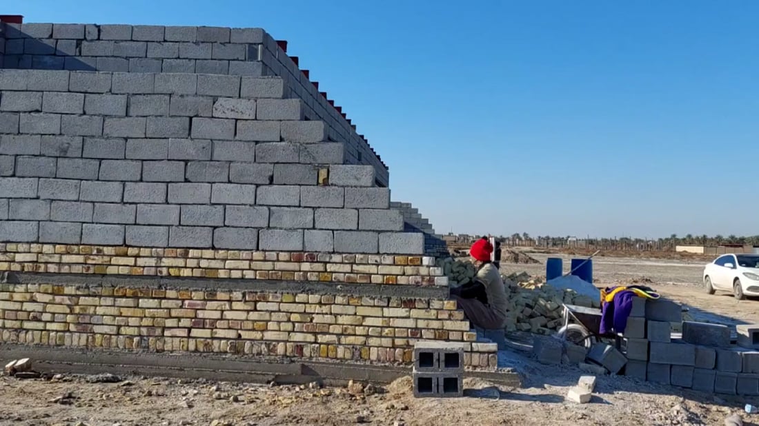 لا تستغربوا هذا من سوق الشيوخ.. لقد بنوا 53 منزلاً للفقراء رغم أن بهم خصاصة (صور)