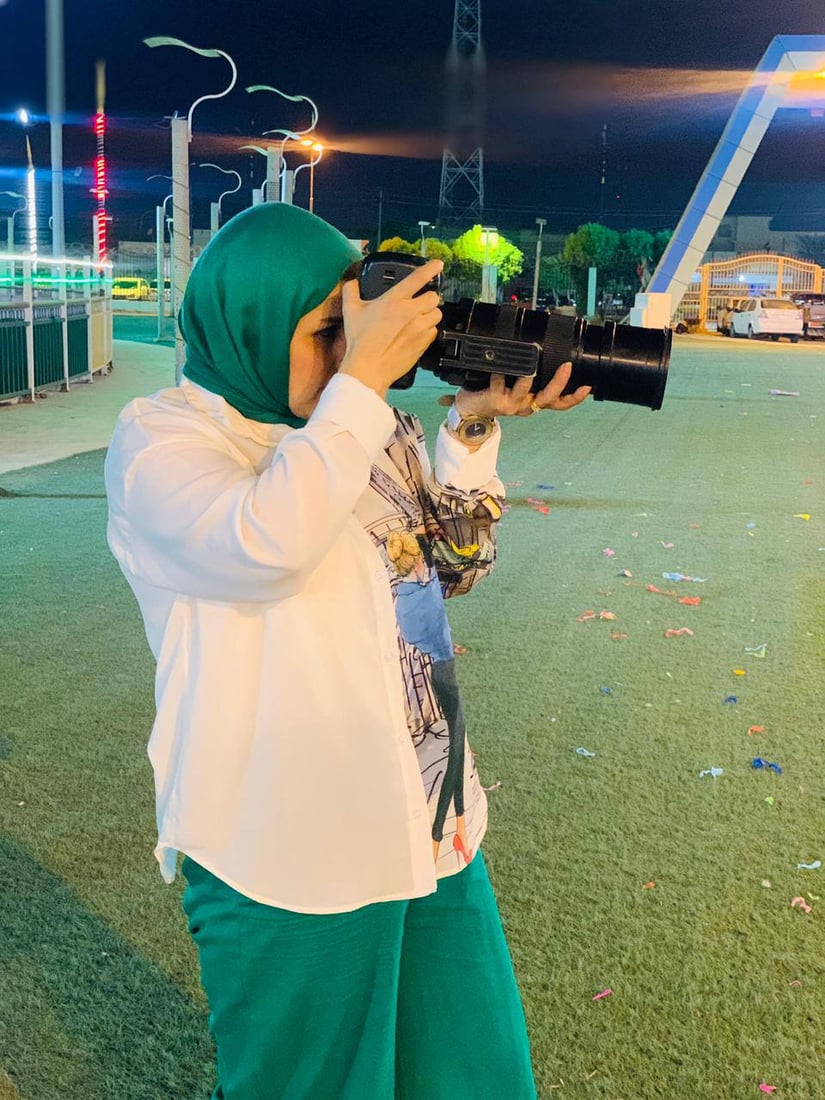 صور: الكاميرات تجذب فتيات ميسان.. تنافس مع الرجال لتوثيق حياة الشارع