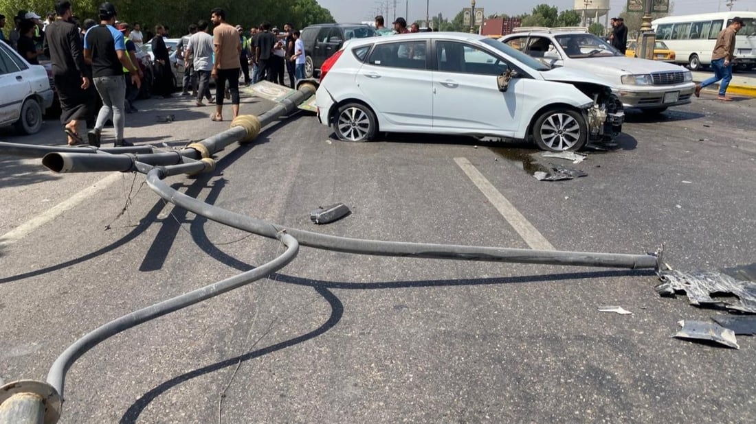 صور: 5 سيارات تحطمت.. تريلة متهورة تثير الفوضى في البصرة