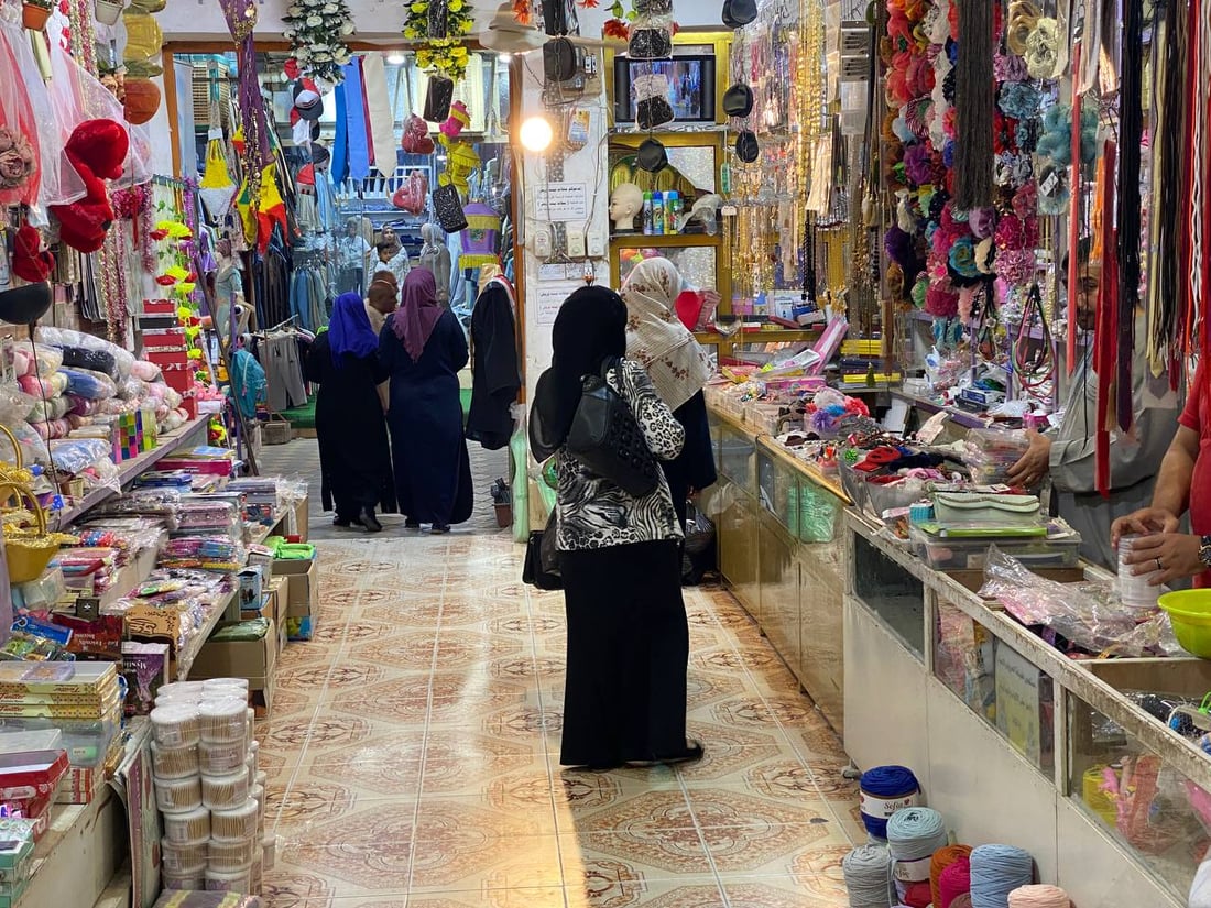 “بيت وريش” يرضي عشاق الأقمشة في هيت.. كلّ شيء متوفر والصيفي أرخص (صور)