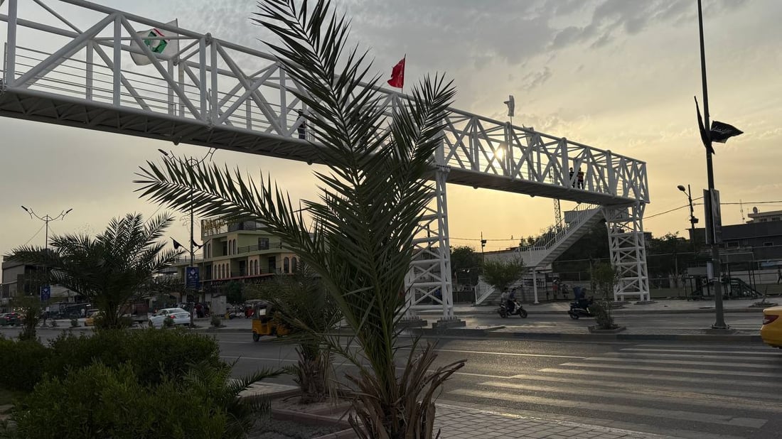 صور: أول جسر مشاة في شارع الفلاح بمدينة الصدر لتفادي حوادث السير