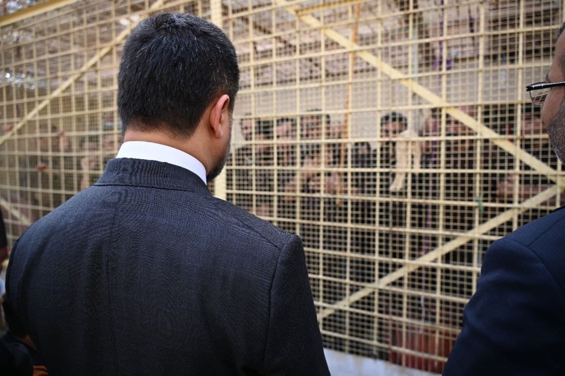 صور: حشود من النزلاء يحدثون وزير العدل من خلف قضبان سجن السماوة المركزي